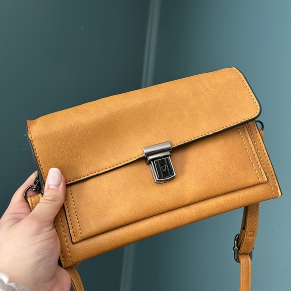 🎄 Crossbody Yellow Tan Bag Good Condition Light Weight Sling Bag - Picture 1 of 7